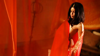 Μια αισθησιακή χορεύτρια απολαμβάνει ένα καυτό μασάζ με λάδι σε ένα εμπνευσμένο από το καυτό Bollywood βίντεο.