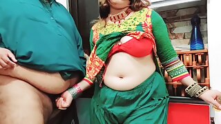 Desi Punjabi Bhabhi blir kinky med en exotisk främling i en het hindi-creme de la-scen med tight tonårsanal