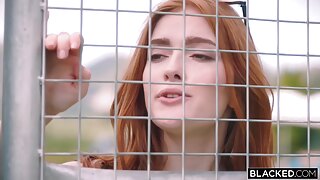 Jia Lissa е домакин на игра за интимност с възбудени участници.