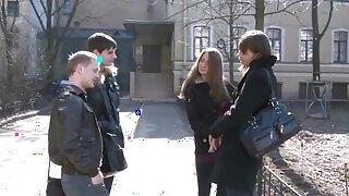Mujeres rusas se ponen kinky en un video casero caliente.