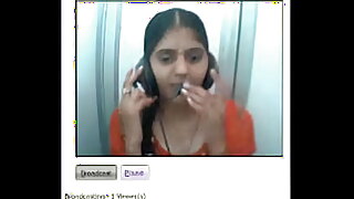 Egy csábító tamil nő bőséges keblével ugratja és pózol a kamerának egy webalapú videóban.