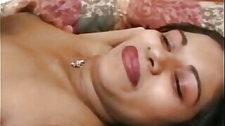 Desi Srilankan yang tidak feminin. Tonton saat wanita Tamil yang menggoda ini memamerkan asetnya yang melimpah dan menjadi liar dalam sesi XXX yang panas dan panas