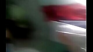 Närbildsvideo av en Desi-kusin i närheten när han kliver av medan han kissar på kameran