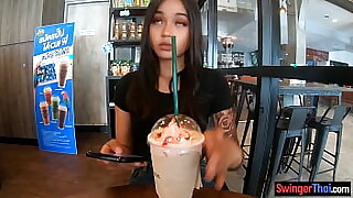 Un adolescent chinez dolofan primește o slujbă de mână de la un străin la o cafenea în acest videoclip aburind.