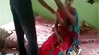 सेक्सी नौकरानी के साथ हॉट मुठभेड़: पड़ोसी की शरारती योजनाओं के कारण गर्म मुठभेड़। देखें कि वह तेजी से अपने कपड़े उतारती है और गंदी हो जाती है।