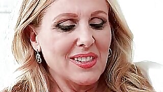 Julia Ann humificada irradia con amor en video hardcore