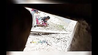 Κοντινό πλάνο μιας ώριμης Ινδής που κατουράει σε ένα χωράφι σε ένα softcore βίντεο.