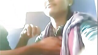 Riya Kapoor, eine zierliche Schönheit, zeigt ihre Bewegungen in diesem auf Hintern fokussierten Video und schließt sich anderen verführerischen Frauen aus Ahmedabad an.