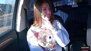 Rosyjska nastolatka wymienia swoje umiejętności oralne na jazdę, imponując głębokim gardłem i niechlujnym lodzikiem.