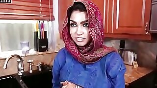 Seorang Muslim berjilbab Arab yang seksi menikmati pertemuan liar, melepaskan hambatan dan pakaiannya, mengarah pada pertemuan yang penuh gairah.