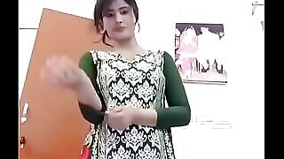 Video panas yang menampilkan remaja Desi yang menggoda, menanggalkan pakaiannya untuk menunjukkan lengkungannya yang menggoda dan keperibadian yang bermain-main