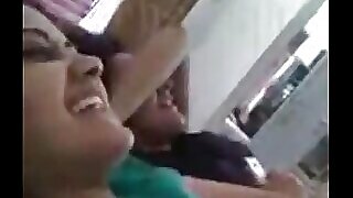 Le donne Desi si scatenano cantando una canzone di Bollywood, portando a una sessione di make-out bollente e sesso spinto.