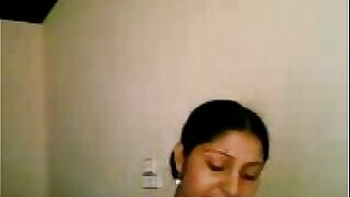 Malini mostra seus seios empinados em um vídeo sedutor de remoção de sutiã.