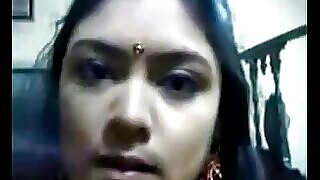 Busty Desi bhabhi in steamy solo video on DesiHotPic.com