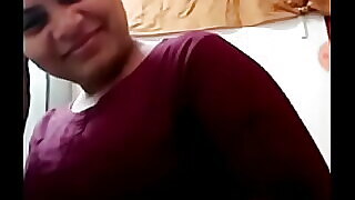 عمه دسی با سینه های کوچک در یک ویدیوی Xxx Tube شیطنت می کند و می مکد.