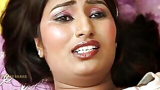 Swathi-tante hengiver sig til romantiske fantasier med Yog Chum, hvilket fører til hotte møder i denne Telugu-film
